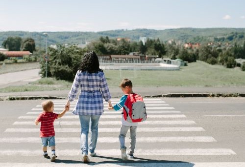 Közlekedésbizonság: Hány éves kortól járjon önállóan iskolába a gyerek?